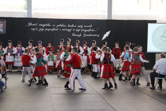 Łyse: Uroczystości szkolnego jubileuszu z udziałem Jerzego Hoffmana [ZDJĘCIA] - zdjęcie #62 - eOstroleka.pl