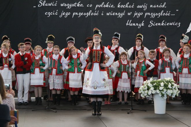 Łyse: Uroczystości szkolnego jubileuszu z udziałem Jerzego Hoffmana [ZDJĘCIA] - zdjęcie #61 - eOstroleka.pl