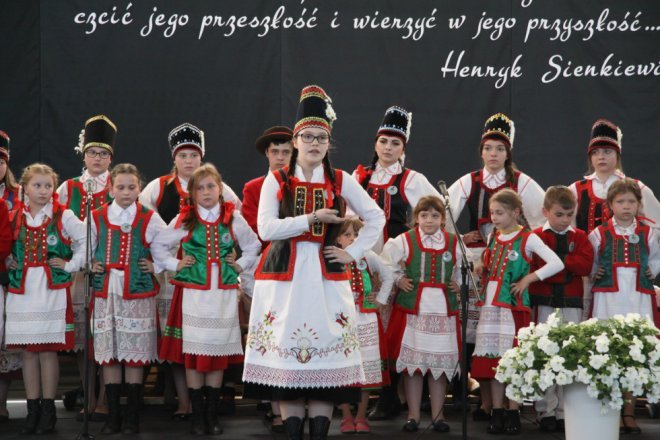 Łyse: Uroczystości szkolnego jubileuszu z udziałem Jerzego Hoffmana [ZDJĘCIA] - zdjęcie #60 - eOstroleka.pl