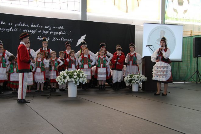 Łyse: Uroczystości szkolnego jubileuszu z udziałem Jerzego Hoffmana [ZDJĘCIA] - zdjęcie #104 - eOstroleka.pl