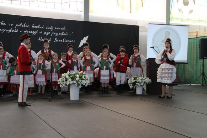 Łyse: Uroczystości szkolnego jubileuszu z udziałem Jerzego Hoffmana [ZDJĘCIA] - zdjęcie #57 - eOstroleka.pl