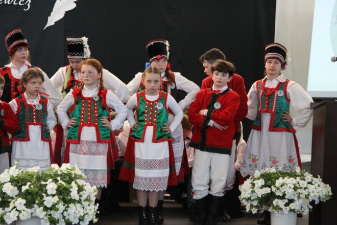 Łyse: Uroczystości szkolnego jubileuszu z udziałem Jerzego Hoffmana [ZDJĘCIA] - zdjęcie #56 - eOstroleka.pl