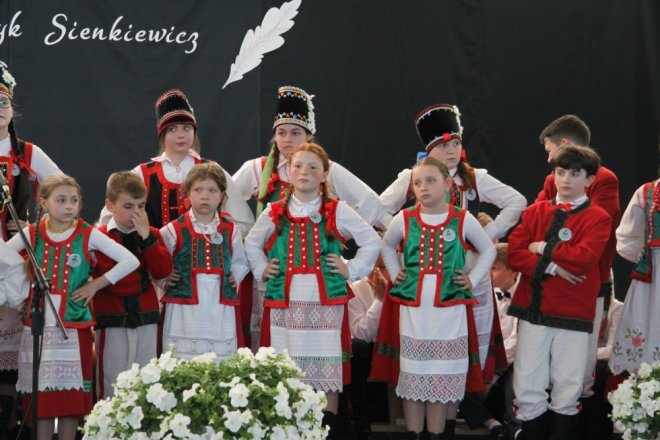 Łyse: Uroczystości szkolnego jubileuszu z udziałem Jerzego Hoffmana [ZDJĘCIA] - zdjęcie #106 - eOstroleka.pl