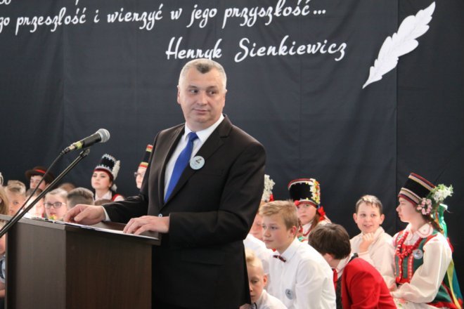 Łyse: Uroczystości szkolnego jubileuszu z udziałem Jerzego Hoffmana [ZDJĘCIA] - zdjęcie #37 - eOstroleka.pl