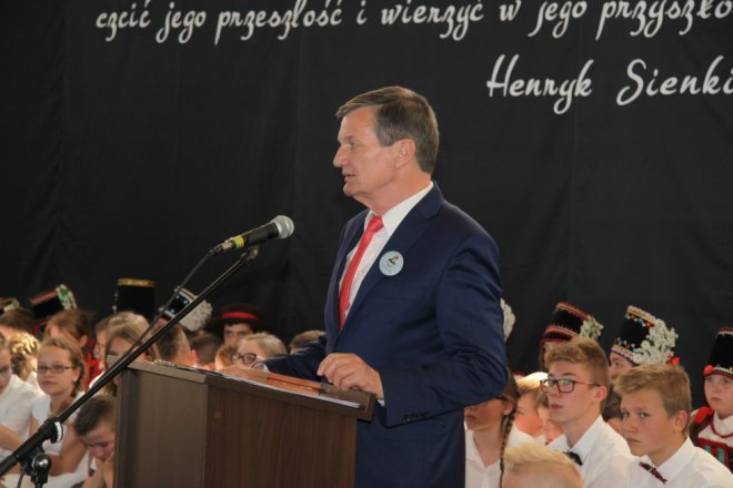 Łyse: Uroczystości szkolnego jubileuszu z udziałem Jerzego Hoffmana [ZDJĘCIA] - zdjęcie #28 - eOstroleka.pl
