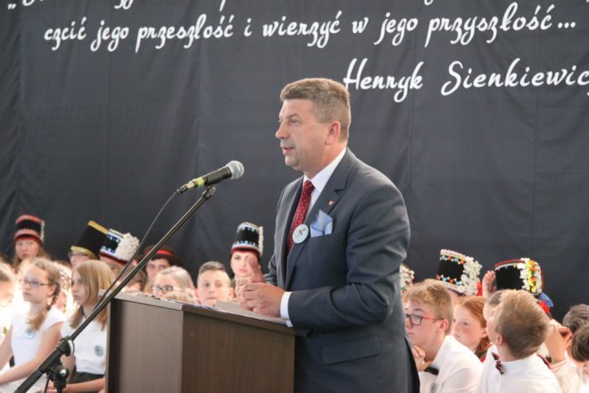 Łyse: Uroczystości szkolnego jubileuszu z udziałem Jerzego Hoffmana [ZDJĘCIA] - zdjęcie #26 - eOstroleka.pl