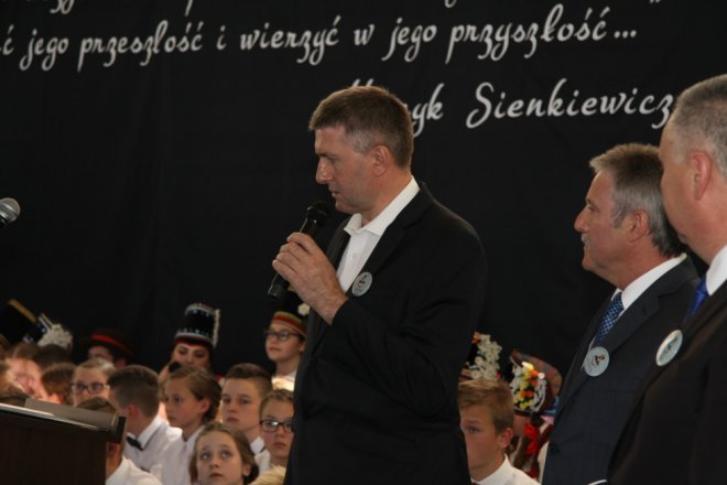 Łyse: Uroczystości szkolnego jubileuszu z udziałem Jerzego Hoffmana [ZDJĘCIA] - zdjęcie #24 - eOstroleka.pl
