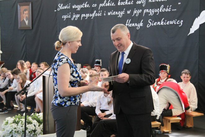 Łyse: Uroczystości szkolnego jubileuszu z udziałem Jerzego Hoffmana [ZDJĘCIA] - zdjęcie #18 - eOstroleka.pl