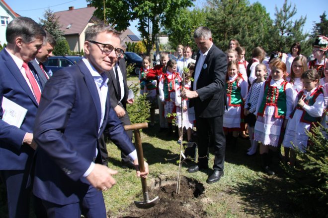 Łyse: Uroczystości szkolnego jubileuszu z udziałem Jerzego Hoffmana [ZDJĘCIA] - zdjęcie #15 - eOstroleka.pl