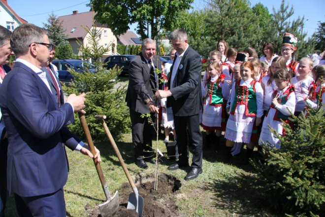 Łyse: Uroczystości szkolnego jubileuszu z udziałem Jerzego Hoffmana [ZDJĘCIA] - zdjęcie #14 - eOstroleka.pl