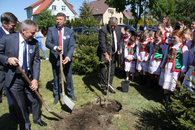 Łyse: Uroczystości szkolnego jubileuszu z udziałem Jerzego Hoffmana [ZDJĘCIA] - zdjęcie #13 - eOstroleka.pl