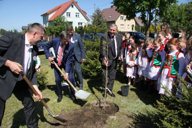 Łyse: Uroczystości szkolnego jubileuszu z udziałem Jerzego Hoffmana [ZDJĘCIA] - zdjęcie #12 - eOstroleka.pl