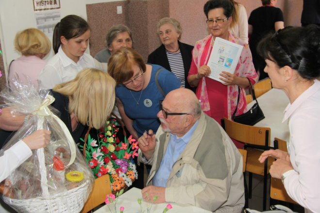 Łyse: Uroczystości szkolnego jubileuszu z udziałem Jerzego Hoffmana [ZDJĘCIA] - zdjęcie #10 - eOstroleka.pl