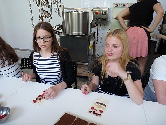 Uczniowie „dwójki” z wizytą w warszawskiej Manufakturze Czekolady [ZDJĘCIA] - zdjęcie #15 - eOstroleka.pl