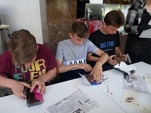 Uczniowie „dwójki” z wizytą w warszawskiej Manufakturze Czekolady [ZDJĘCIA] - zdjęcie #36 - eOstroleka.pl