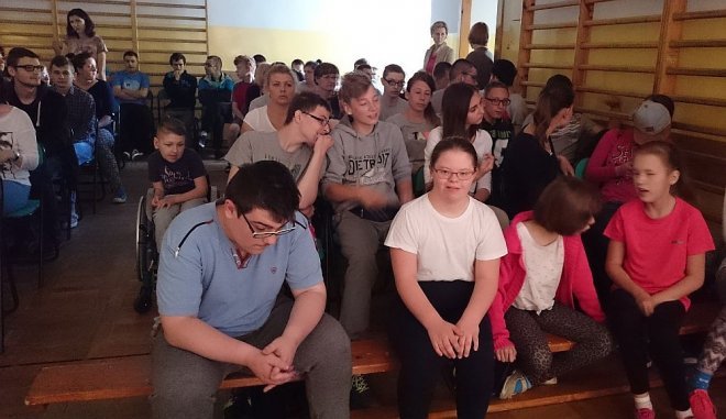 Ewa i Janusz Kotowscy czytali dzieciom z SOS-W poezję ks. Twardowskiego [ZDJĘCIA] - zdjęcie #9 - eOstroleka.pl