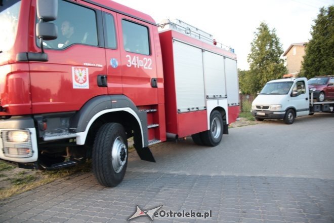 Wypadek w Rzekuniu. Strażacy wycinali poszkodowaną kobietę z rozbitego seicento [ZDJĘCIA] - zdjęcie #3 - eOstroleka.pl