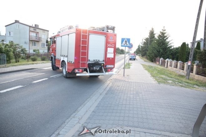 Wypadek w Rzekuniu. Strażacy wycinali poszkodowaną kobietę z rozbitego seicento [ZDJĘCIA] - zdjęcie #4 - eOstroleka.pl