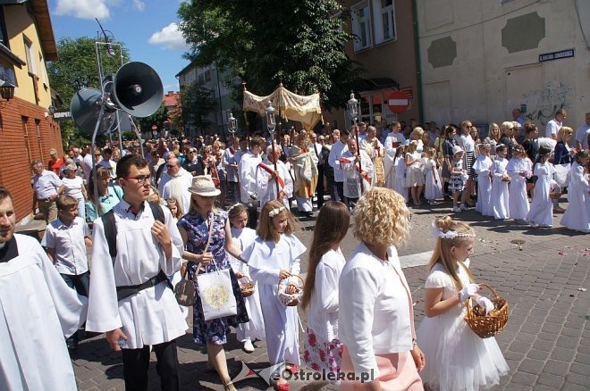 Procesja Bożego Ciała w sanktuarium pw. św. Antoniego Padewskiego w Ostrołęce [15.06.2017] - zdjęcie #222 - eOstroleka.pl