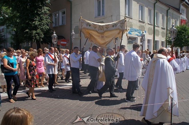 Procesja Bożego Ciała w sanktuarium pw. św. Antoniego Padewskiego w Ostrołęce [15.06.2017] - zdjęcie #237 - eOstroleka.pl