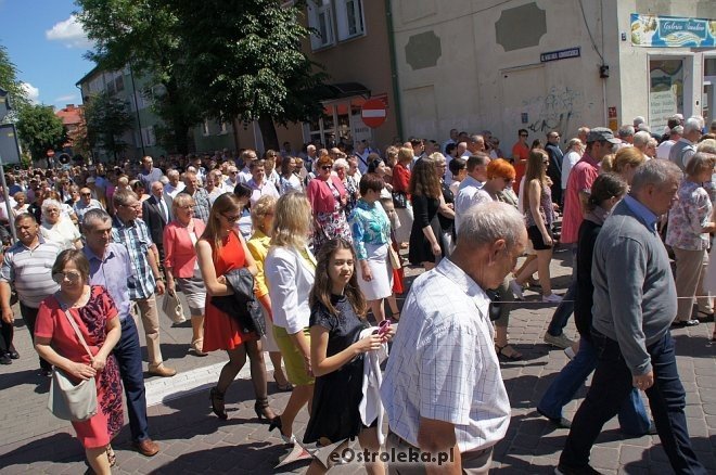 Procesja Bożego Ciała w sanktuarium pw. św. Antoniego Padewskiego w Ostrołęce [15.06.2017] - zdjęcie #212 - eOstroleka.pl