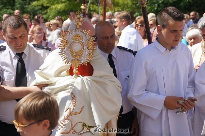 Procesja Bożego Ciała w sanktuarium pw. św. Antoniego Padewskiego w Ostrołęce [15.06.2017] - zdjęcie #183 - eOstroleka.pl