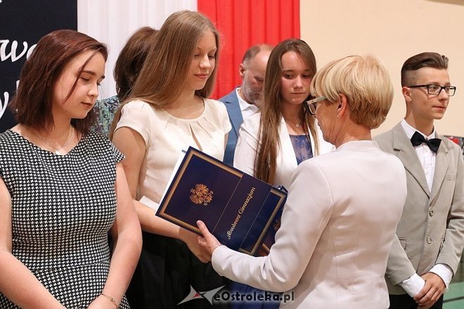 Zakończenie roku szkolnego III klas Gimnazjum nr 1 [22.06.2017] - zdjęcie #96 - eOstroleka.pl