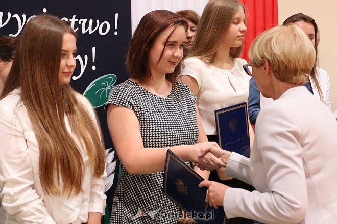 Zakończenie roku szkolnego III klas Gimnazjum nr 1 [22.06.2017] - zdjęcie #15 - eOstroleka.pl