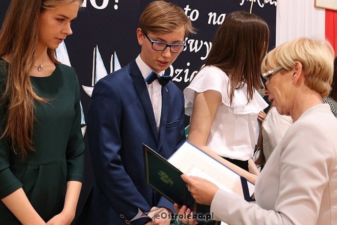 Zakończenie roku szkolnego III klas Gimnazjum nr 1 [22.06.2017] - zdjęcie #12 - eOstroleka.pl