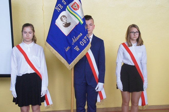Zakończenie roku klas III w Gimnazjum nr 3 [22.06.2017] - zdjęcie #13 - eOstroleka.pl