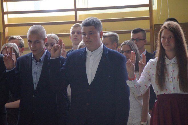 Zakończenie roku klas III w Gimnazjum nr 3 [22.06.2017] - zdjęcie #5 - eOstroleka.pl