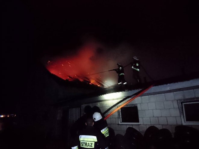 -Po uderzeniu pioruna spłonęła stodoła [ZDJĘCIA] - zdjęcie #2 - eOstroleka.pl