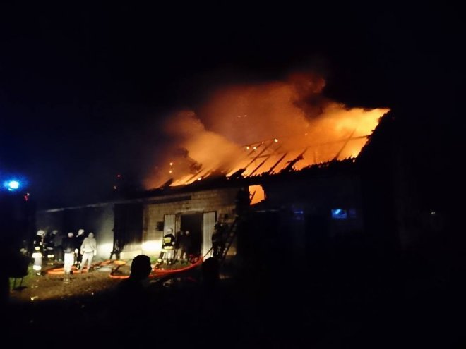 -Po uderzeniu pioruna spłonęła stodoła [ZDJĘCIA] - zdjęcie #8 - eOstroleka.pl