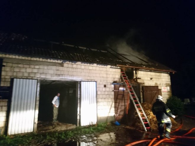-Po uderzeniu pioruna spłonęła stodoła [ZDJĘCIA] - zdjęcie #9 - eOstroleka.pl