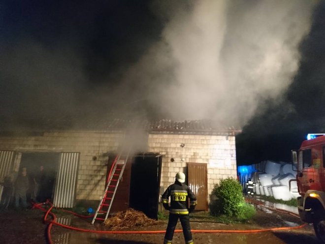 -Po uderzeniu pioruna spłonęła stodoła [ZDJĘCIA] - zdjęcie #12 - eOstroleka.pl