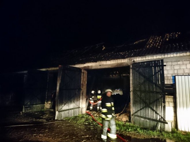 -Po uderzeniu pioruna spłonęła stodoła [ZDJĘCIA] - zdjęcie #16 - eOstroleka.pl
