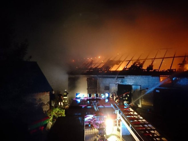-Po uderzeniu pioruna spłonęła stodoła [ZDJĘCIA] - zdjęcie #17 - eOstroleka.pl