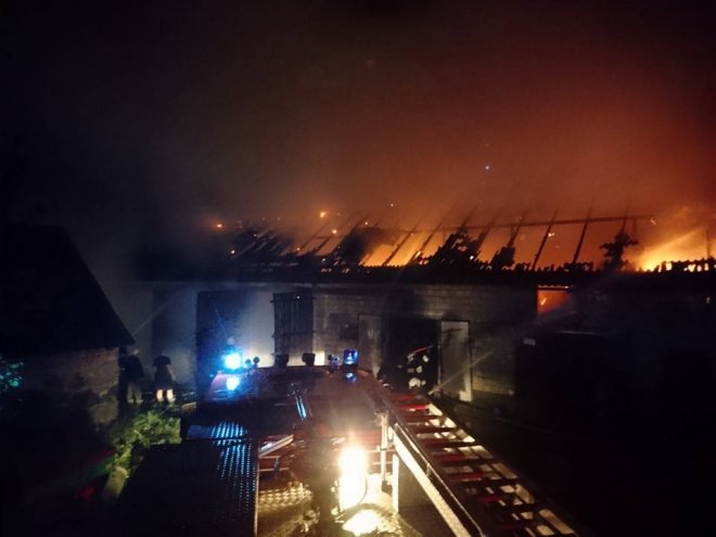 -Po uderzeniu pioruna spłonęła stodoła [ZDJĘCIA] - zdjęcie #19 - eOstroleka.pl