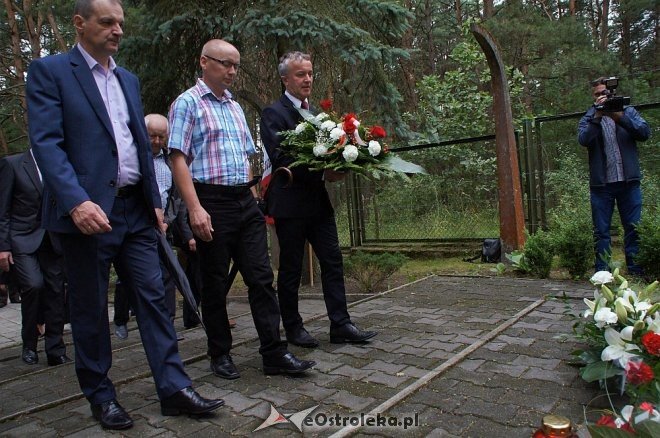 Ostrołęczanie oddali hołd ofiarom zbrodni wołyńskiej [WIDEO, ZDJĘCIA] - zdjęcie #19 - eOstroleka.pl