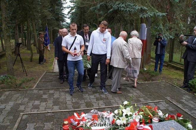 Ostrołęczanie oddali hołd ofiarom zbrodni wołyńskiej [WIDEO, ZDJĘCIA] - zdjęcie #36 - eOstroleka.pl