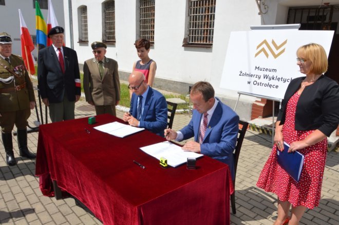 Uroczyste podpisanie umowy na budowę MŻW [14.07.2017] - zdjęcie #16 - eOstroleka.pl