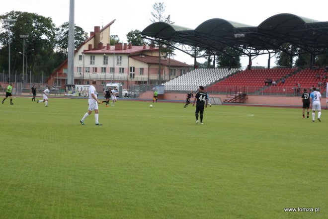 Reprezentacja Artystów Polskich zagrała z łomżyńskimi urzędnikami na stadionie ŁKS-u [ZDJĘCIA] - zdjęcie #25 - eOstroleka.pl