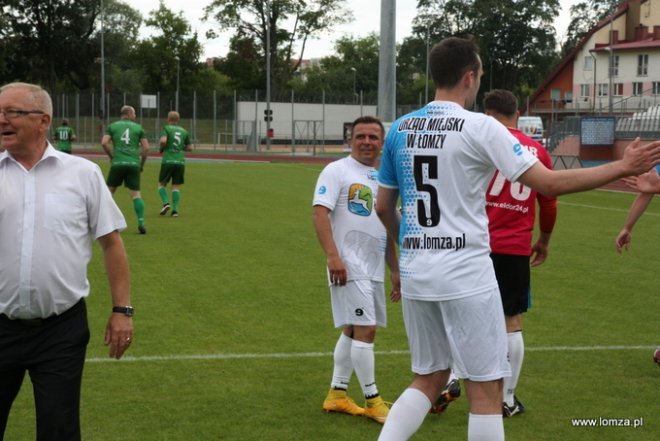 Reprezentacja Artystów Polskich zagrała z łomżyńskimi urzędnikami na stadionie ŁKS-u [ZDJĘCIA] - zdjęcie #21 - eOstroleka.pl