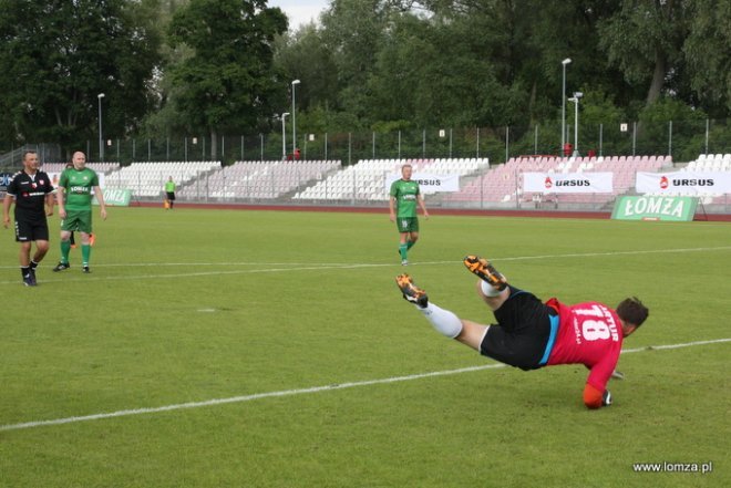Reprezentacja Artystów Polskich zagrała z łomżyńskimi urzędnikami na stadionie ŁKS-u [ZDJĘCIA] - zdjęcie #14 - eOstroleka.pl