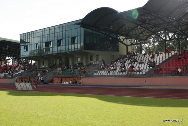 Reprezentacja Artystów Polskich zagrała z łomżyńskimi urzędnikami na stadionie ŁKS-u [ZDJĘCIA] - zdjęcie #11 - eOstroleka.pl