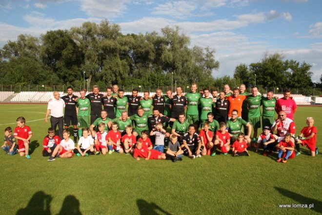 Reprezentacja Artystów Polskich zagrała z łomżyńskimi urzędnikami na stadionie ŁKS-u [ZDJĘCIA] - zdjęcie #2 - eOstroleka.pl