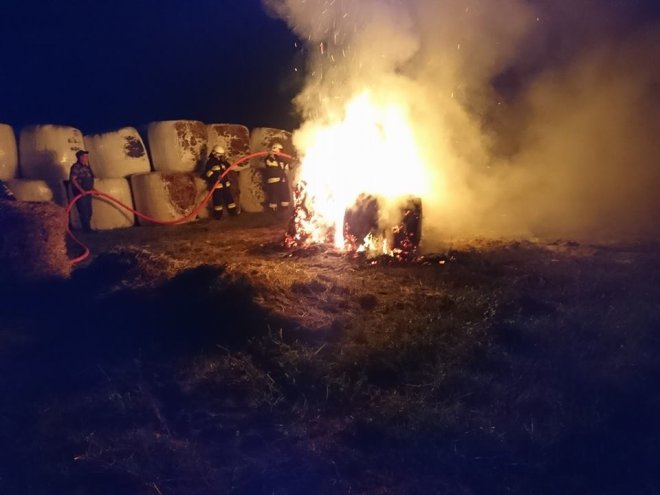 Pożar w Dzwonku. Spłonęły bele siana [ZDJĘCIA] - zdjęcie #2 - eOstroleka.pl