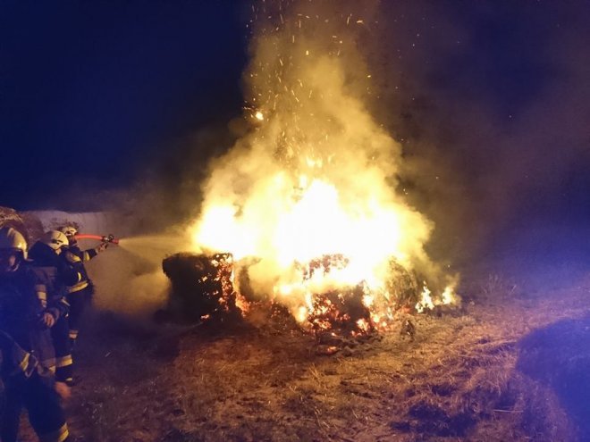 Pożar w Dzwonku. Spłonęły bele siana [ZDJĘCIA] - zdjęcie #13 - eOstroleka.pl