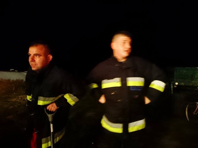 Pożar w Dzwonku. Spłonęły bele siana [ZDJĘCIA] - zdjęcie #8 - eOstroleka.pl