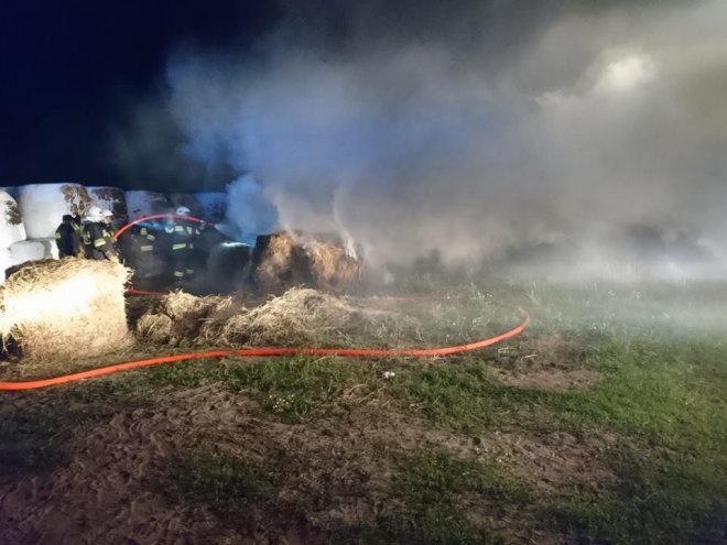 Pożar w Dzwonku. Spłonęły bele siana [ZDJĘCIA] - zdjęcie #6 - eOstroleka.pl
